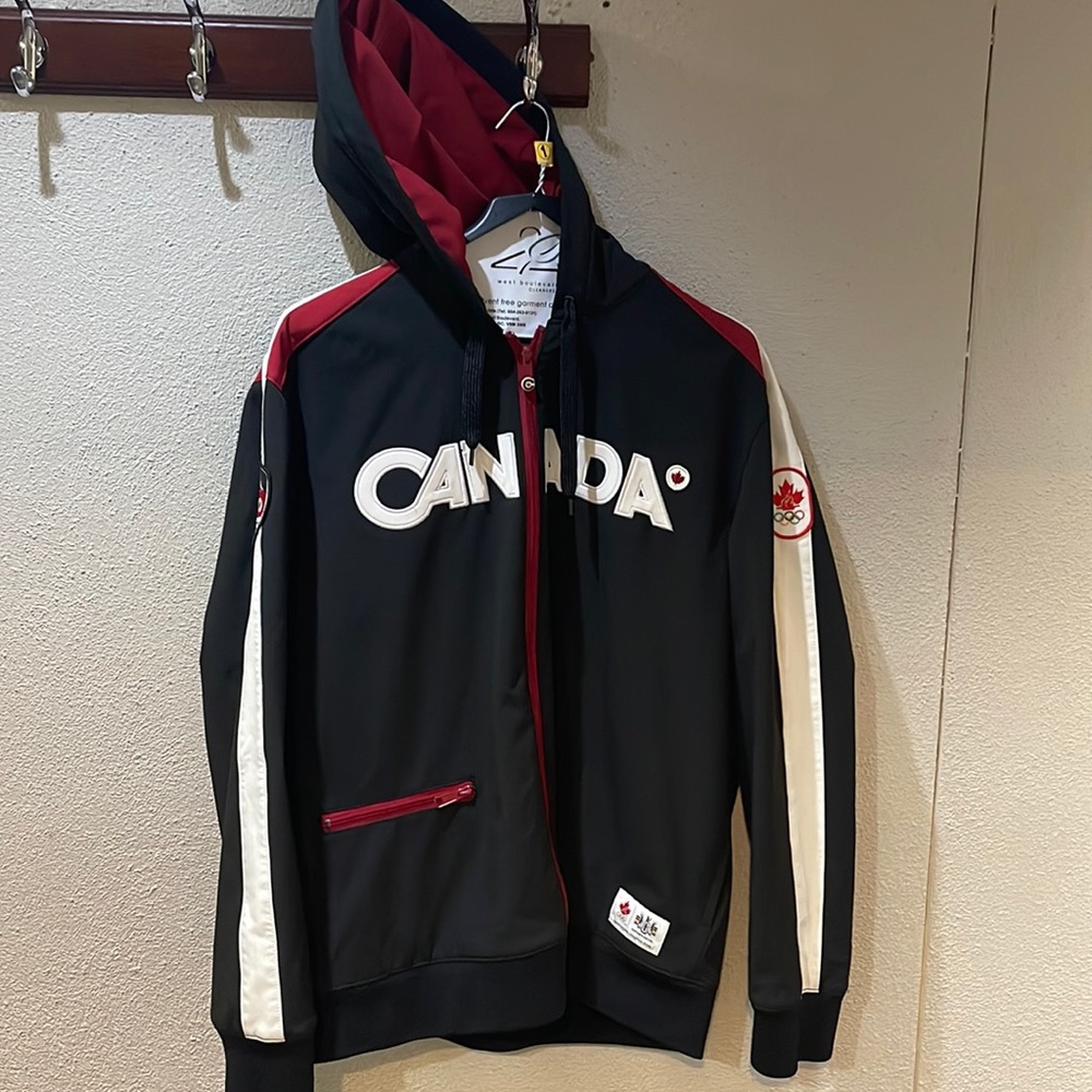 HUDSON’S BAY COLLECTABLE
2010 Van Olympics Men’s XL Winter jacket with hood